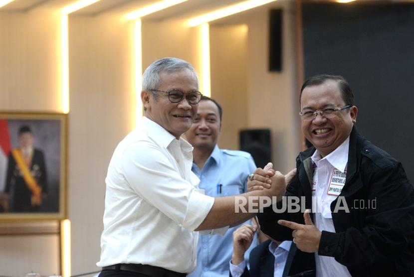 Rakor Persiapan Debat Capres.  Direktur Program Tim Kampanye Nasional (TKN) Jokowi-Ma'ruf, Aria Bima (kiri) berjabat bersama Sekjen Partai Berkarya Priyo Budi Santoso sebelum  rapat koordinasi persiapan debat Capers dan Cawapres Pemilu 2019 di Jakarta, Rabu (19/12).