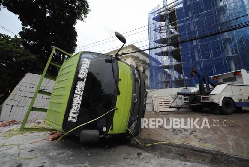 Ambles. Truk dengan nomor kendaraan A 8717 FE sedang dilakukan evakuasi oeh Satlantas Polres Metro Jakarta Selatan di jalan Dr . Saharjo, Jakarta Selatan, Rabu (15/11).