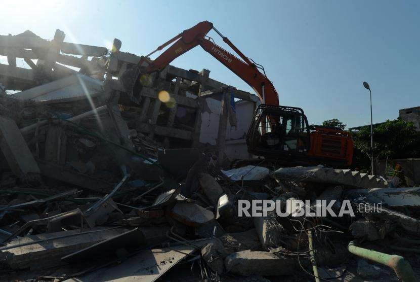 Sejumlah alat berat saat melakukan proses evakuasi korban yang tertimbun reruntuhan bangunan Hotel Roa Roa, Palu, Sulawesi Tengah, Senin (1/10).