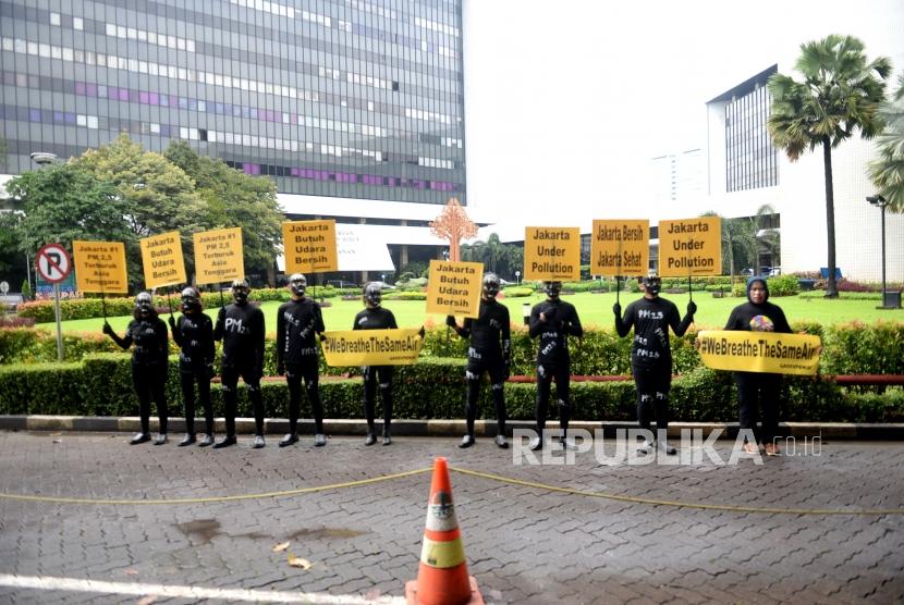 Polusi Udara Jakarta.Aktivis greenpeace melakukan aksi teatrikal terkait kualitas udara Jakarta di Kementerian Lingkungan Hidup dan Kehutanan, Jakarta, Selasa (5/3/2019).