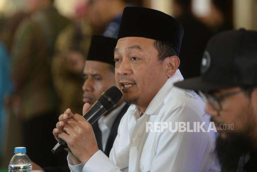 Pimpinan AQL Ustaz Bachtiar Nasir (tengah) memberikan keterangan kepada media terkait  10 tahun AQL Islamic Center di Balai Kartini, Jakarta, Selasa (11/9).