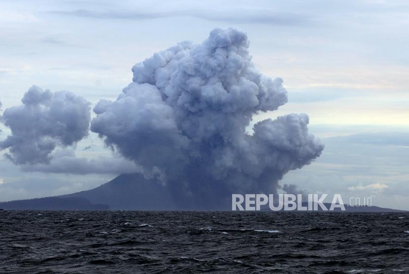 Aktivitas Gunung Anak Krakatau saat erupsi terlihat dari KRI Torani 860 di Perairan Selat Sunda, Lampung Selatan, Jumat (28/12).