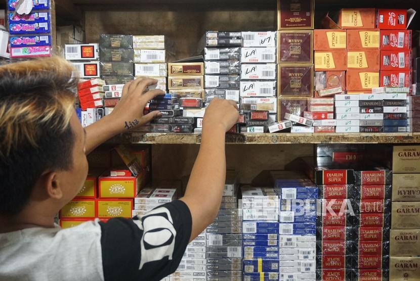 Pedagang menata rokok di sebuah toko di Pasar Minggu, Jakarta Selatan.
