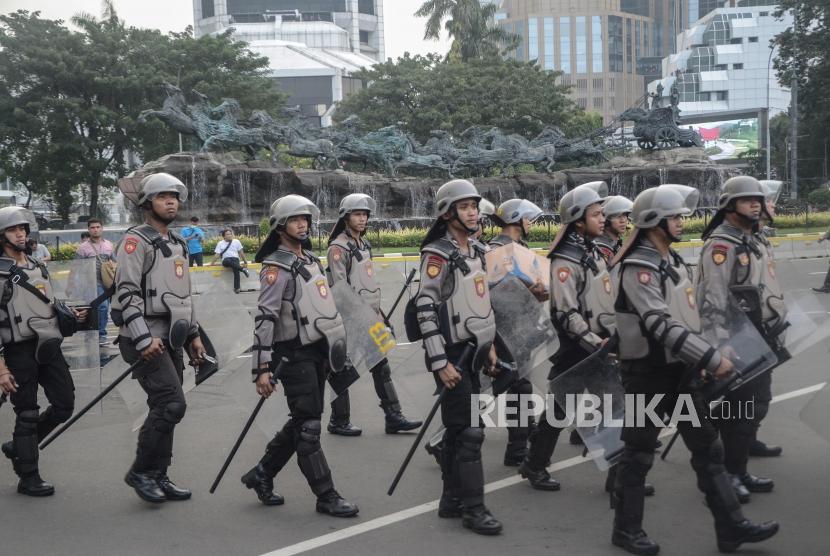 Pengamanan Unjuk Rasa MK. Sejumlah Polisi anti huru hara membubarkan diri usai mengamankan aksi massa yang berunjuk rasa mengawal sidang perdana Perselisihan Hasil Pemilihan Umum (PHPU) sengketa pemilihan Presiden 2019 di Mahkamah Konstitusi, Jakarta Pusat, Jum’at (14/6).