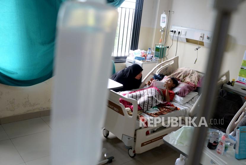 Seorang ibu menjaga anaknya yang terserang Demam Berdarah Dengue (DBD) yang dirawat di Rumah Sakit Umum (RSU) Kota Tanggerang Selatan, Banten, Selasa (29/1).(Republika/Prayogi)