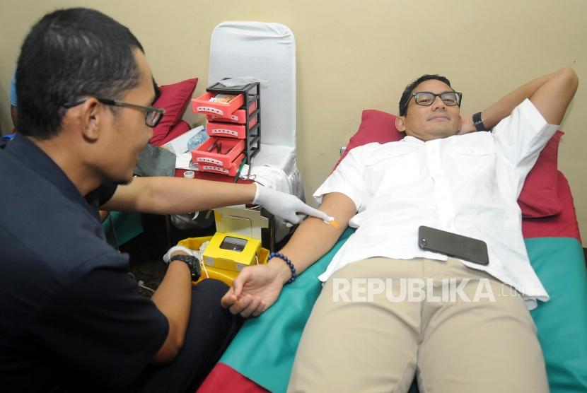 Wakil Gubernur DKI Jakarta Sandiaga Uno mengikuti donor darah pada acara Festival Republik 2017 di Masjid At- Tin, Jakarta, Ahad (31/12).