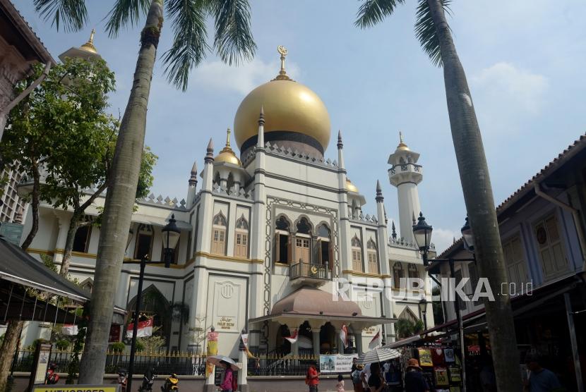 Wisatawan menikmati suasana kawasan Masjid Sultan di Kampung Glam, Singapura, Jumat (16/8). Menteri Singapura: Komunitas Muslim Melayu Mampu Kelola Krisis Covid-19 dengan Baik
