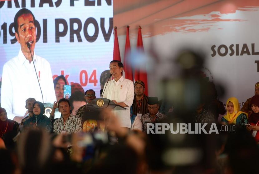 Sosialisasi Penggunaan Dana Desa. Presiden Joko Widodo menyampaikan sambutan saat sosialisasi penggunakan dana desa di Trenggalek, Jawa Timur, Jumat (4/1/2019).