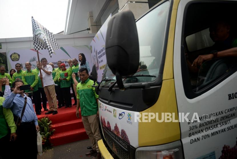 Menteri ESDM Ignasius Jonan mengakat bendera sebagai tanda peluncuran uji jalan Penggunaan Bahan Bakar B30 untuk kendaraan bermesin diesel di Kementerian ESDM, Jakarta, Kamis (13/6).
