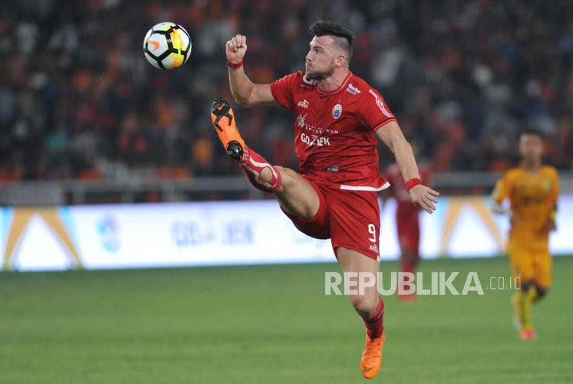 Penyerang Persija Jakarta Marco Simic berusaha mengontrol bola pada pertandingan Liga 1 Gojek Traveloka melawan Bhayangkara FC di Stadion Gelora Bung Karno Senayan, Jakarta, Jumat (23/3).