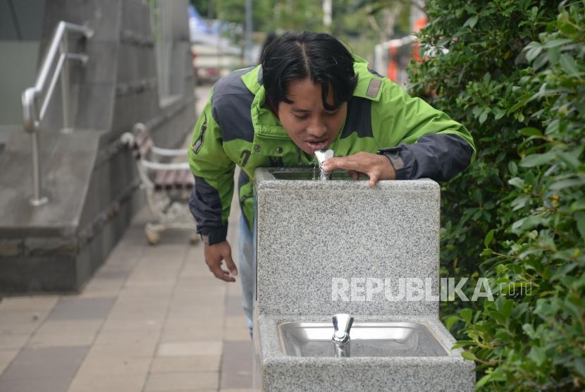 Warga memanfaatkan fasilitas pancuran air minum gratis di Stasiun MRT Dukuh Atas, Jakarta.