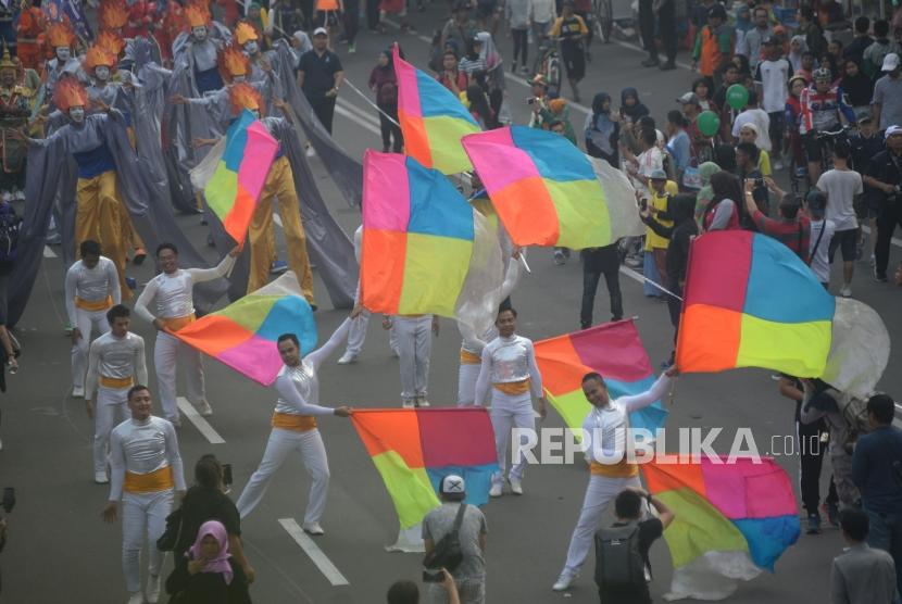 Sejumlah peserta mengikuti acara parade Asian Games 2018 di  Jalan MH Thamrin, Jakarta, Ahad (13/5).