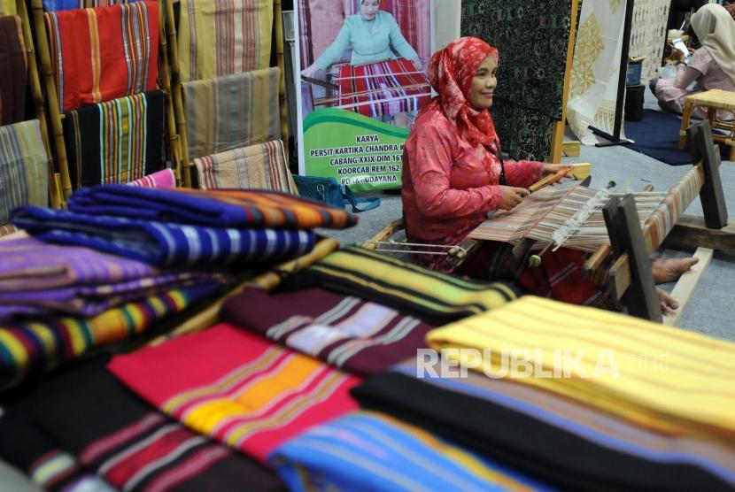 ISEF Ajak Desainer Lokal Kreasikan Fesyen Berbahan Wastra (ilustrasi).