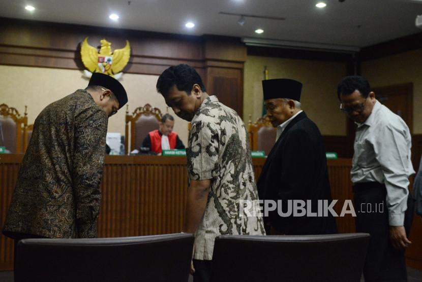Menteri Agama Lukman Hakim Saifuddin (kiri) dan Mantan Ketua Umum PPP Romahurmuziy (kedua kiri) bersiap menjalani sidang untuk menjadi saksi di Pengadilan Tipikor, Jakarta, Rabu (26/9).