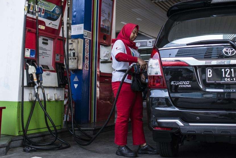 Petugas mengisi bahan bakar minyak (BBM) jenis solar pada kendaraan di SPBU Coco, Kuningan, Jakarta, Jumat (31/8).