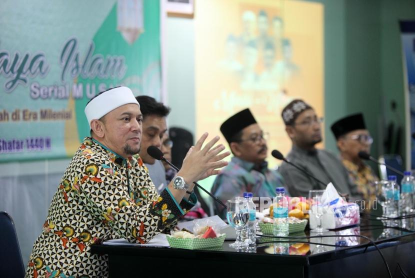 Ustadz Erick Yusuf (dari kiri ke kanan) bersama Musisi Dwiki Darmawan, Ketua Komisi Pembinaan Seni Budaya dan Budaya Islam Majelis Ulama Indonesia Habiburrahman, Wakil Ketua MUI Zainut Tauhid dan jajaran terkait memberikan paparannya saat meeting forum Halaqah Seni dan Budaya Islam Musisi-Ulama di Kantor Pusat MUI, Jakarta, Rabu (31/10).