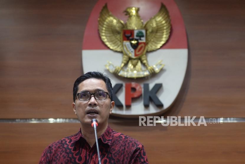 Perkebangan Kasus Suap Malang. Juru bicara KPK Febri Diansyah  menyampaikan konferensi pers di KPK, Jakarta, Selasa (9/4/2019).