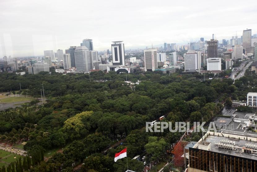 Suasana gedung perkantoran yang menyebabkan kurangnya ruang terbuka hijau atau daerah resapan air di Kawasan Jakarta, Senin (27/11).