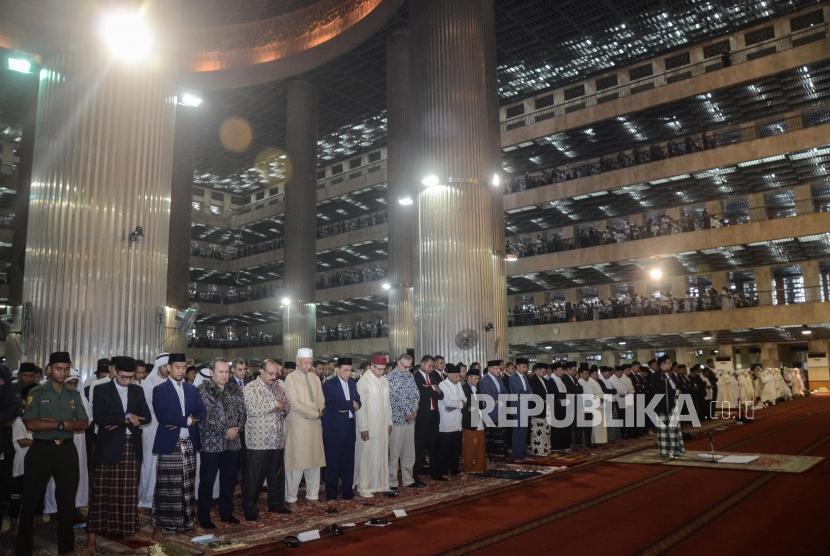 Shalat Id di Istiqlal. Suasana shalat Idul Fitri di Masjid Istiqlal, Jakarta Pusat Rabu (5/6).