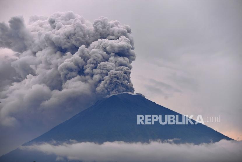 Erupsi Gunung Agung. Erupsi magmatik Gunung Agung terpantau dari kawasan Amed, Bali, Selasa (28/11).