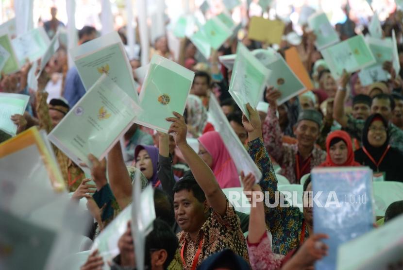 Penyerahan Sertipikat Tanah. Warga menunjukan sertipikat tanah usai penyerahanSertipikat Tanah Untuk Rakyat oleh Presiden Joko Widodo di Samarinda, Kalimantan Timur, Kamis (25/10).