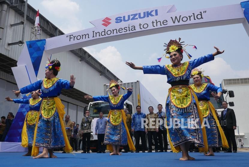 Prosesi seremoni ekspor perdana mobil di pabrik PT Suzuki Indomobil Motor (SIM), Cikarang, Kabupaten Bekasi.