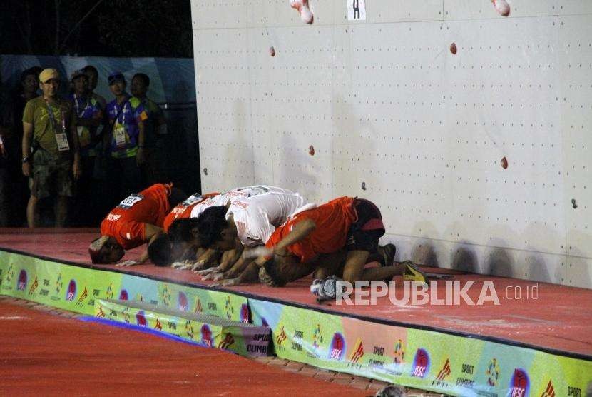 Emas dari Speed Relay Putri. Atlet Panjat Dinding Putra Indonesia a dan 2 melakukan sujud syukur usai babak final pada cabang panjat dinding nomor speed relay putra Asian Games 2018 di Komplek Olahraga Jakabaring, Palembang, Senin (27/8).