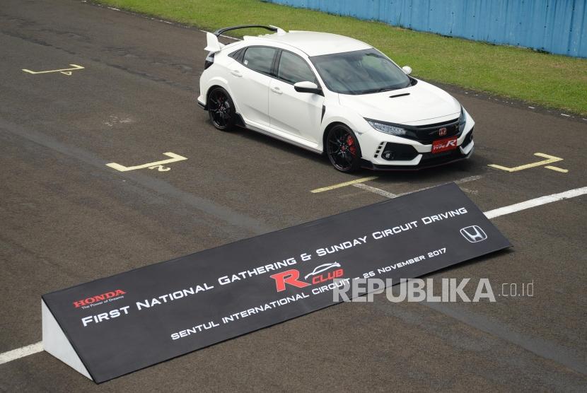 Mobil Honda Civic Type R saat melakukan Sunday Circuit Driving  R Club di Sirkuit Internasional Sentul, Bogor, Jawa Barat, Ahad (26/11).