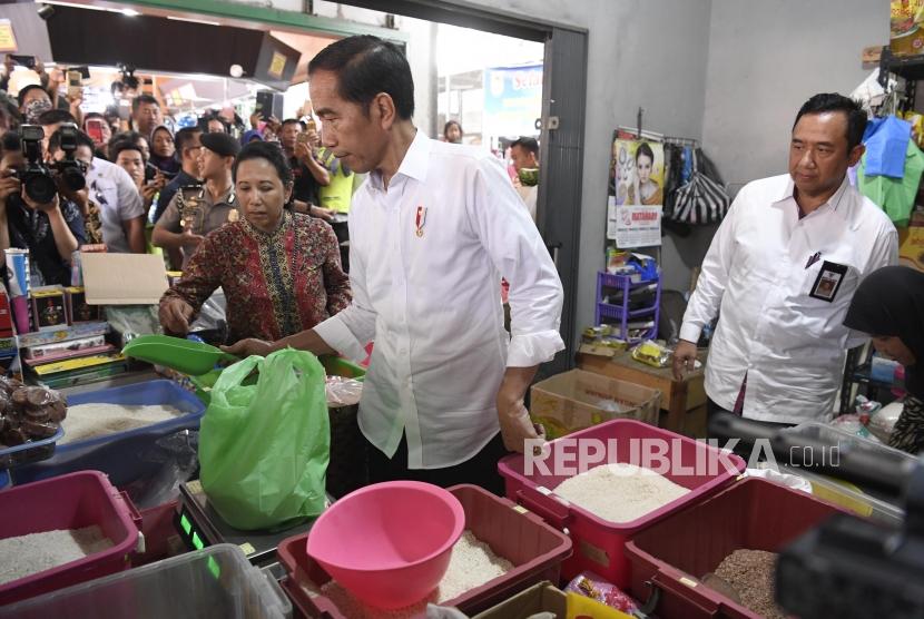 Presiden Joko Widodo (tengah) bersama Menteri BUMN Rini Soemarno (kiri) meninjau barang kebutuhan pokok di Pasar Pelemgading, Cilacap, Jawa Tengah, Senin (25/2/2019).