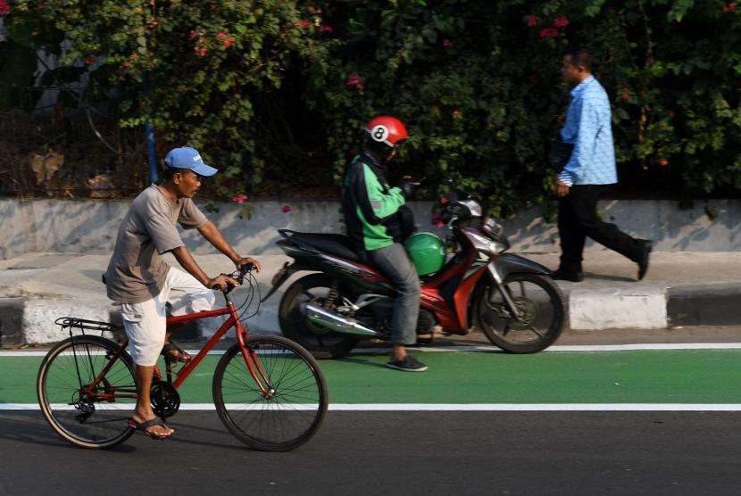 Pengendara sepeda melintasi jalur sepeda di Jalan Pemuda, Pulo Gadung, Jakarta Timur, Kamis (19/9/2019).