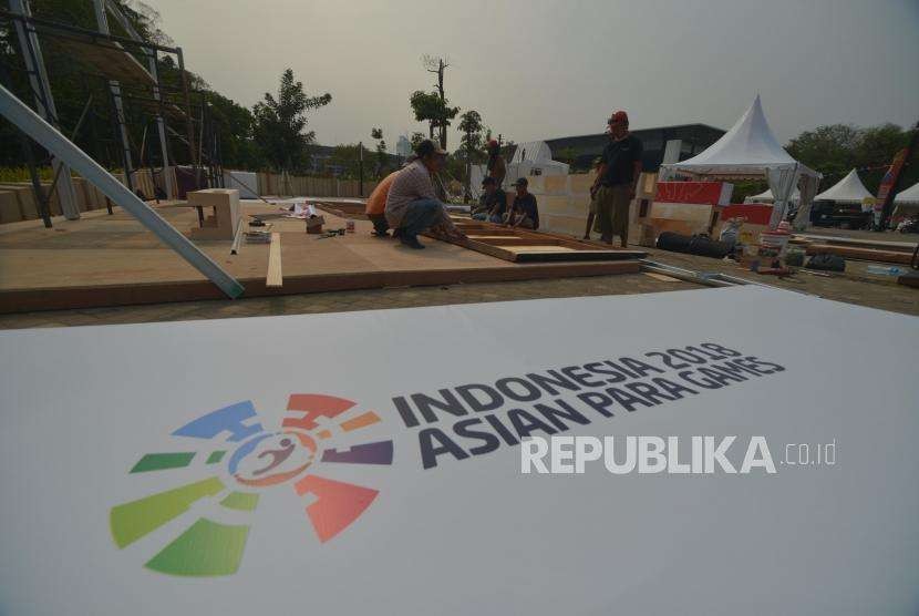 Persiapan Asian Para Games. Pekerja melakukan persiapan membangun  veneu  festival di kawasan  Gelora Bung Karno, Jakarta, Kamis (4/10).