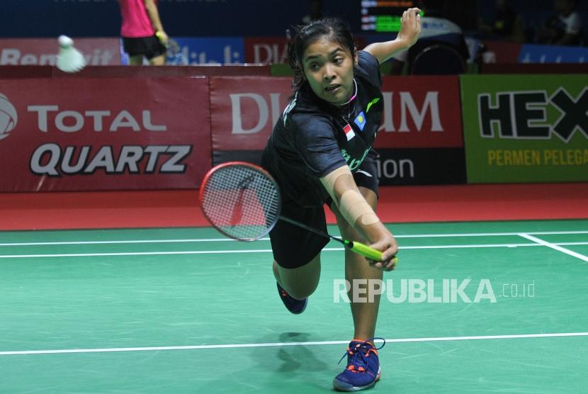 Pebulu tangkis putri Indonesia Gregoria Mariska Tunjung mencoba mengembalikan kok ke arah pebulu tangkis Cina Taipei Lee Chia Hsin pada Turnamen Bulu Tangkis Blibli Indonesian Open 2018 di Istora Senayan, Jakarta, Selasa (3/7).