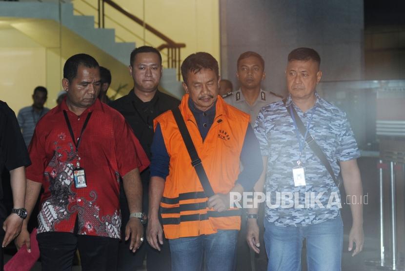 Bupati Jombang Nyono Suharli Wihandoko  memakai rompi orange berjalan usai dilakukan pemeriksaan 1x24 jam di kantor KPK, Jakarta, Ahad (4/2).