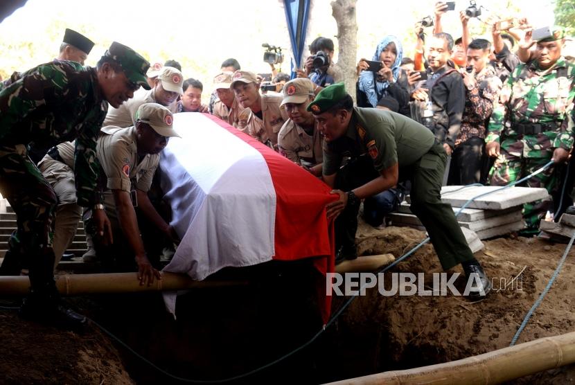 Kedatangan Jenazah di Boyolali. Prosesi pemakaman Almarhum Kepala Pusat Data Informasi dan Humas BNPB Sutopo Purwo Nugroho di TPU Sonolayu, Boyolali, Jawa Tengah, Senin (8/7/2019).