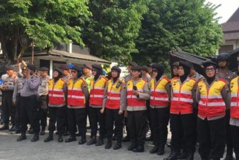  Polresta Surakarta mengerahkan 90 anggota Polwan sebagai negosiator dalam aksi demo di depan Gedung DPRD Solo, Senin (30/9/2019) sore. Triawati PP