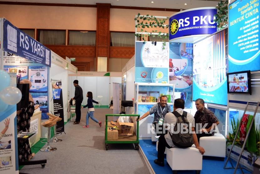Pengunjung saat melihat pameran International Islamic Healthcare Conference and Expo (IHEX) 2019 di Jakarta Convention Center, Sabtu (23/3).