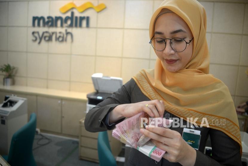 Pembiayaan BSM. Petugas melayani transaksi nasabah di kantor layanan Bank Mandiri Syariah, Jakarta, Senin (12/3).