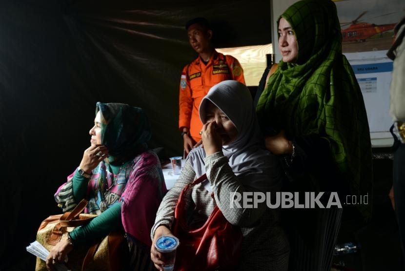 Sejumlah keluarga korban jatuhnya pesawat Lion Air JT610 saat menunggu kabar di Dermaga JICT 2 Pelabuhan Tanjung Priok, Jakarta, Selasa (30/10).