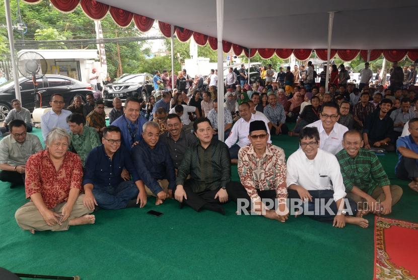 Suasana para karyawan saat mengikuti acara tasyakuran ulang tahun Republika ke 25 di Kantor Republika, Jakarta, Selasa (23/1).