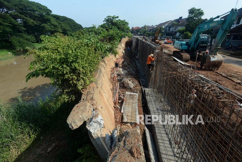 Sejumlah pekerja memperbaiki tanggul Kali Bekasi di Perumahan Kemang Pratama, Rawalumbu, Bekasi, Jawa Barat, Selasa (8/1).