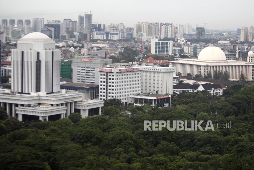 Suasana gedung perkantoran yang menyebabkan kurangnya ruang terbuka hijau atau daerah resapan air di Kawasan Jakarta, Senin (27/11).