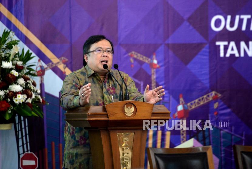 Outlok Pembangunan 2018. Kepala Bappenas Bambang Brodjonegoro memberikan paparan dalam acara Outlook Pembangunan 2018 di Jakarta, Senin (18/12).