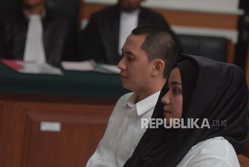 Terdakwa  kasus penipuan agen perjalanan umrah First Travel  Andika Surachman (kiri) dan Anniesa Hasibuan (kanan)menjalani persidangan vonis  di Pengadilan Negeri Depok, Jawa Barat, Selasa (30/5).