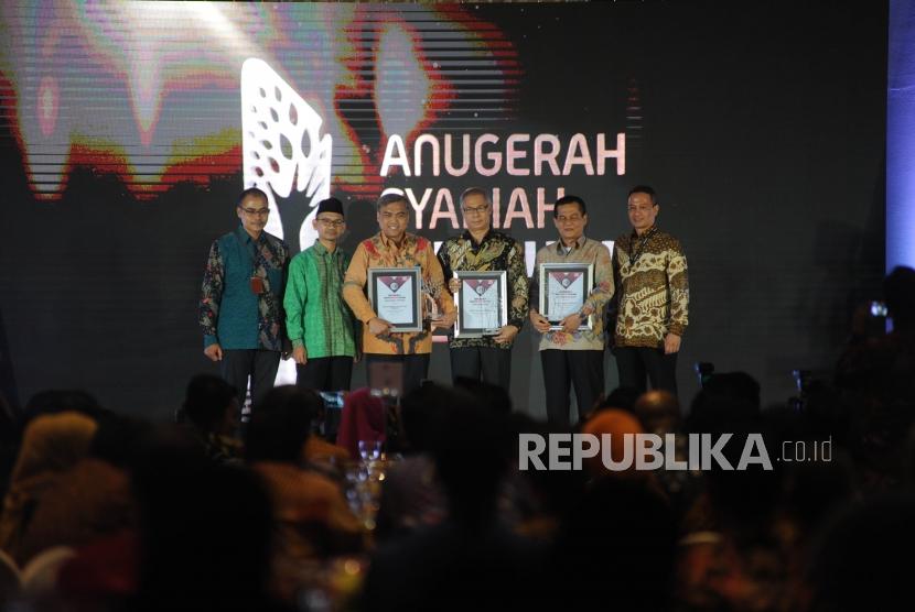   Perwakilan Juri Oni Syahroni (kedua kiri) berfoto bersama kepada pemenang kategori Unit Usaha Syariah Bank Pembangunan Daerah dalam Anugerah Syariah Republika (ASR) 2017 di Jakarta, Rabu (6/12)malam. 