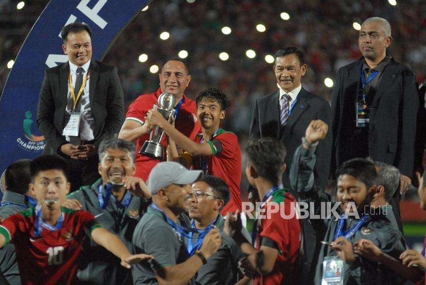 Ketua Umum PSSI Edy Rahmayadi (kedua kiri) menyerahkan Piala AFF U-16 kepada pesepak bola Indonesia David Maulana (tengah) usai pertandingan Final Piala AFF U-16 di Stadion Gelora Delta Sidoarjo, Jawa Timur, Sabtu (11/8).