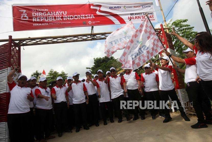 Direktur Utama PT Pupuk Indonesia Aas Asikin Idat (kanan) membuka jalan sehat seusai memimpin upacara bendera di Lapangan Aji Kuning, Pulau Sebatik, Kalimantan Utara, Jumat (17/8).