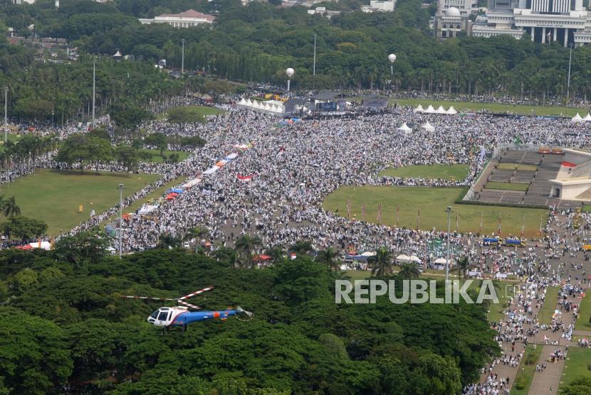  Helikopter kepolisian melakukan patroli saat reuni aksi 212 di Lapangan Monumen Nasional, Jakarta, Ahad, (2/12).