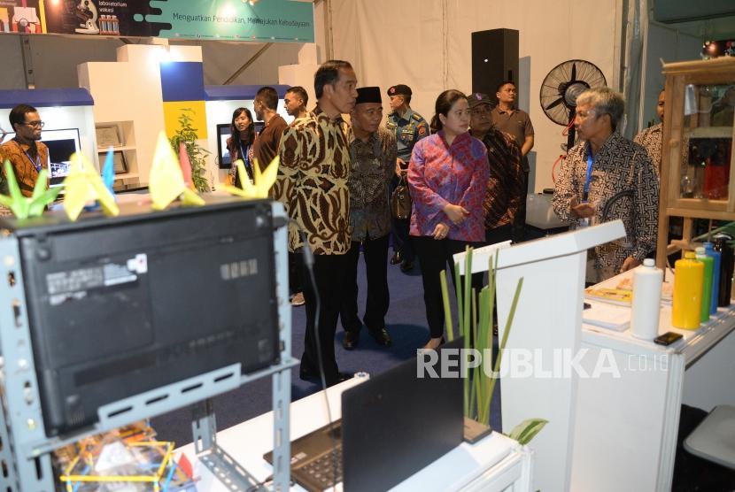 Pembukaan RNPK. Presiden Joko Widodo meninjau stand gelaran unjuk kinerja usai Pembukaan Rembuk Nasional dan Kebudayaan (RNPK) di Pusdiklat Kemendikbud, Depok, Jawa Barat, Selasa (6/2).