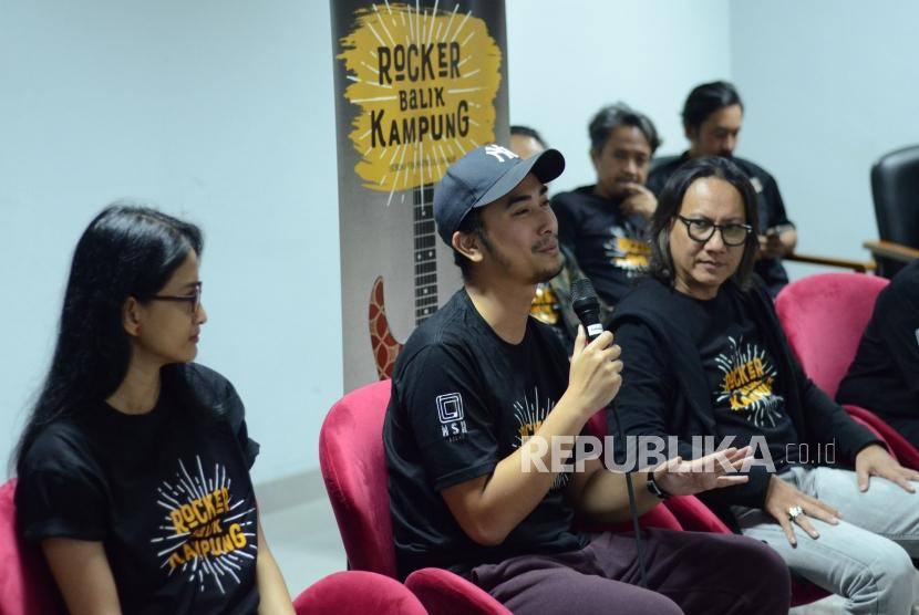 Salah seorang pemain Wingky Wiryawan menjelaskan perannya saat Kick-off Film Rocker Balik Kampung, di Gedung Creative Hub, Kota Bandung, Rabu (7/3).