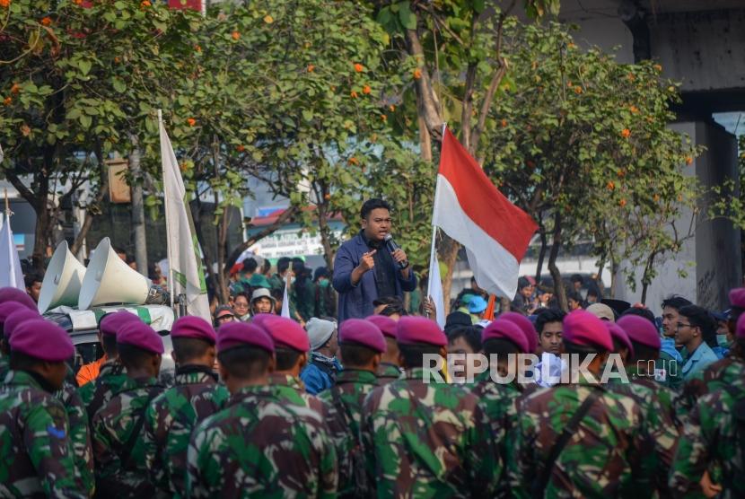Massa Mahasiswa Seluruh Indonesia melakukan aksi damai di kawasan Gedung DPR RI Senayan, Jakarta, Selasa (1/10/2019).